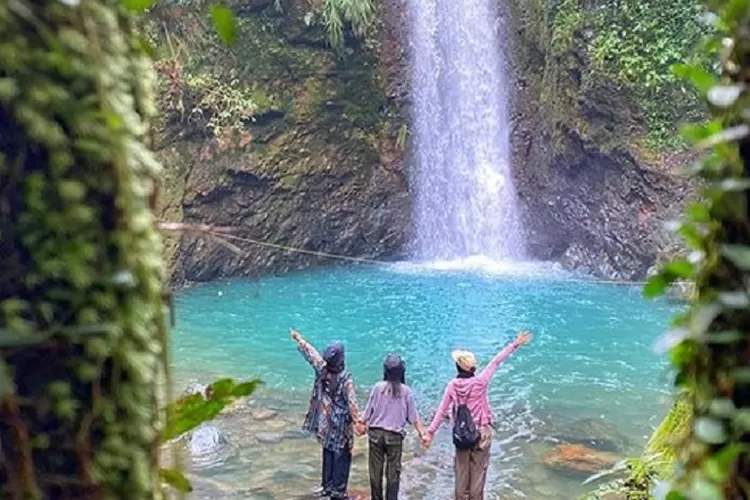 Panorama Menakjubkan di Wisata Curug Ciherang Bogor, Bikin Adem!