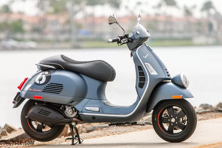 Harga Vespa GTS Super Tech 300, Motor Legendaris dengan Performa Handal