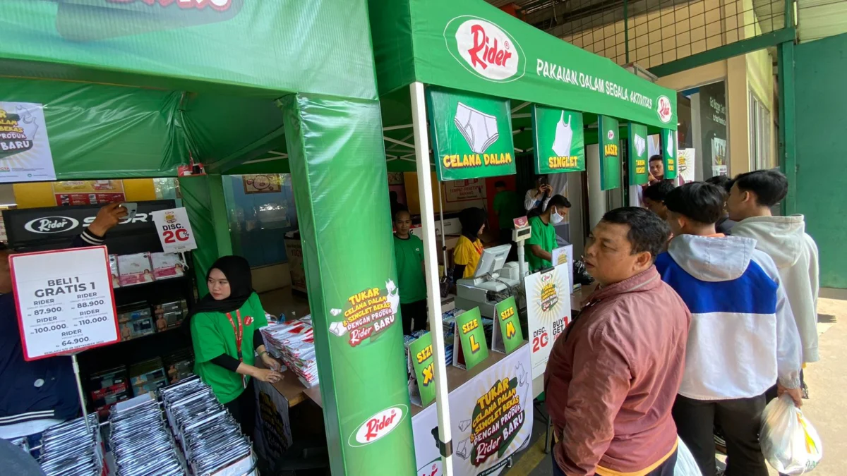 Produsen Pakaian Dalam Rider Gelar Program Tukar Celana Dalam dan Singlet Bekas di Toserba Yogya Cianjur