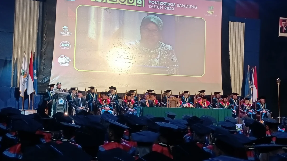 Mensos Risma Minta Wisudawan Poltekesos Bisa Bersaing dengan SDM di Dunia