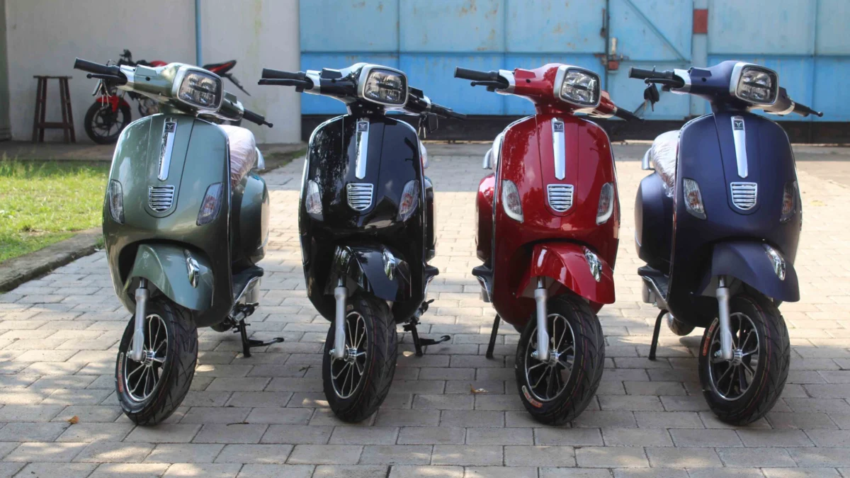 Mirip Vespa! Motor Listrik Uwinfly T3 Pro Dibandrol 10 Jutaan!