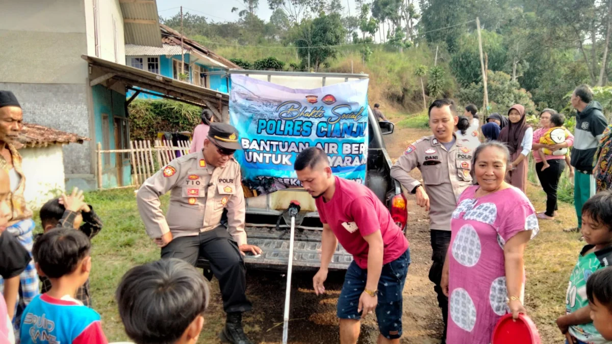 Polsek Sukanegara Pasok Tandon Air Bersih ke Wilayah Kekeringan