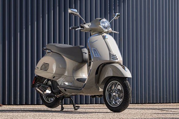 Vespa GTS 150 2023, Skuter Legendaris dengan Desain Memikat