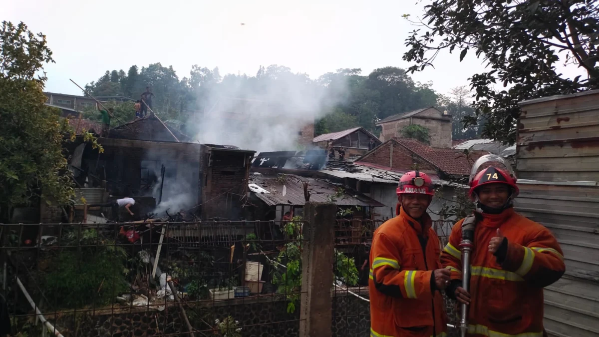 Petugas damkar yang tengah bertugas di lapangan