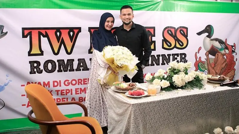 Teuku Wisnu dan Shireen Sungkar 'Dinner Romantis' di Warung Pecel Lele