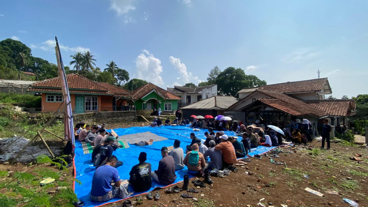 Keluarga Korban Doa Bersama di Lokasi Longsor