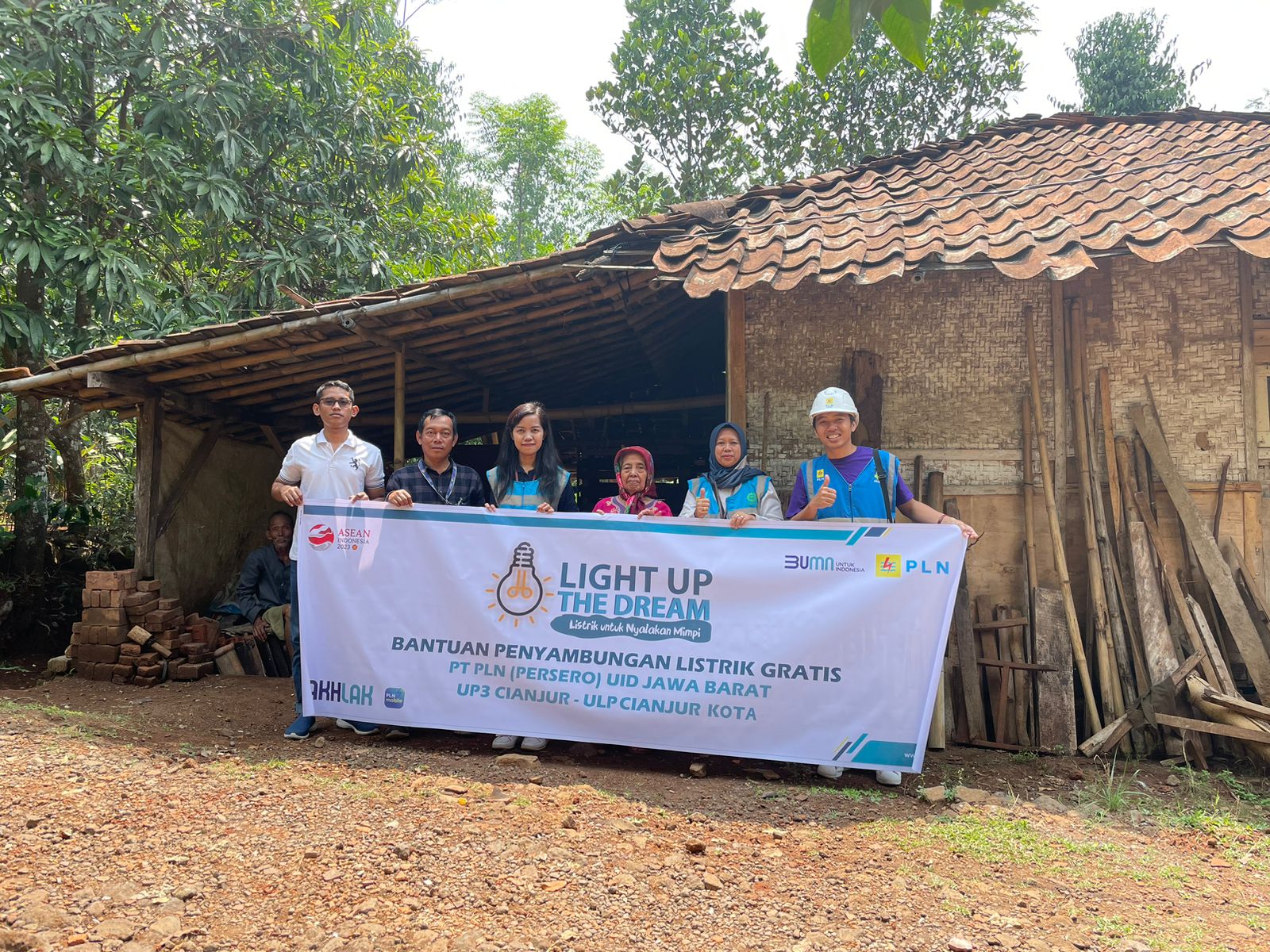 Perkesit Melalui Program Light Up The Dream, PLN UP3 Cianjur Nyalakan Listrik ...