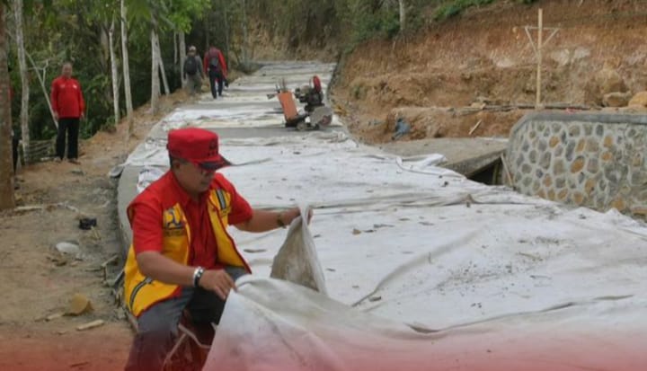 Puluhan Tahun Penantian, Jalan Londok-Bayuning Akhirnya Dibeton, Warga Sudah Merasa Merdeka