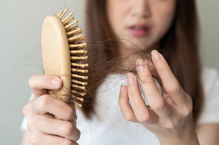 Penyebab Rambut Rontok dan Cara Mengatasinya