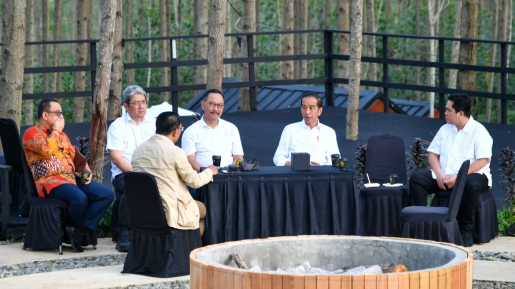 Hari Keempat Kunjungi Kaltim, Jokowi Bincang Santai dengan Para Menteri di IKN