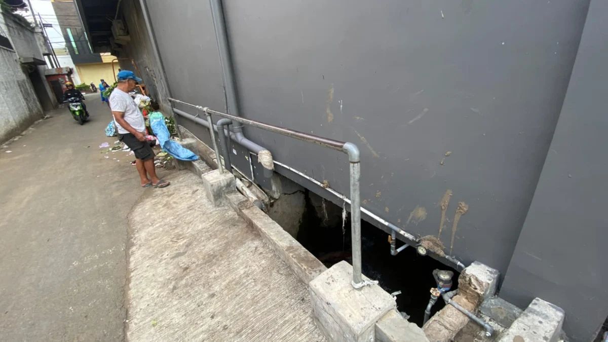 Drainase tertutup bangunan di Gang Dukuh, Kelurahan Muka, Kecamatan Cianjur. (zan)