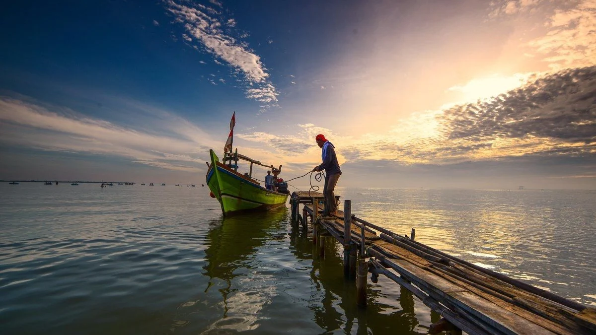 Pantai Kejawanan yang ada di Kota Cirebon dipersiapkan menjadi salah satu tempat wisata favorit di Jawa Barat