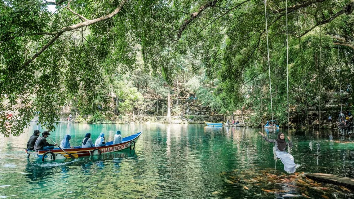 Suasana Situ atau Telaga Biru Cicerem di Kabupaten Kuningan. Pengunjung harus antre untuk mendapat spot foto di tempat ini.