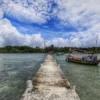 Suasana Pulau Biawak Indramayu. Pengunjung bisa menikmati keindahan alamnya, sekaligus wisata ziarah.