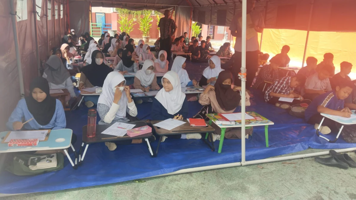 Disdikpora Pastikan Tak Ada Siswa SMP Belajar di Tenda. (dok)