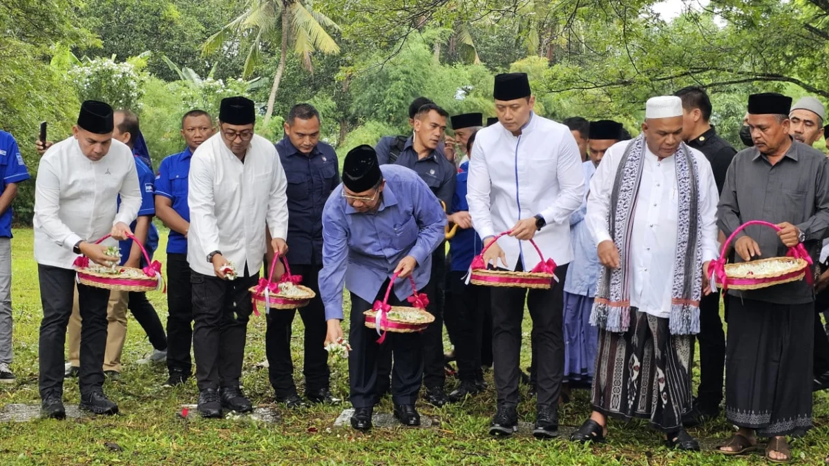 Prabowo Capres dan SBY Ziarah ke Makam Korban Tsunami Aceh