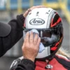 Harga Helm Arai di Indonesia Kok Mahal ? Ini Alasannya