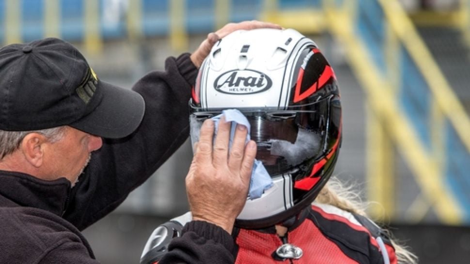 Harga Helm Arai di Indonesia Kok Mahal ? Ini Alasannya