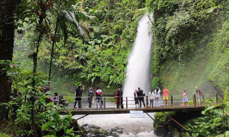 Destinasi Wisata Curug Sawer, Hanya 30 Menit dari Sukabumi!