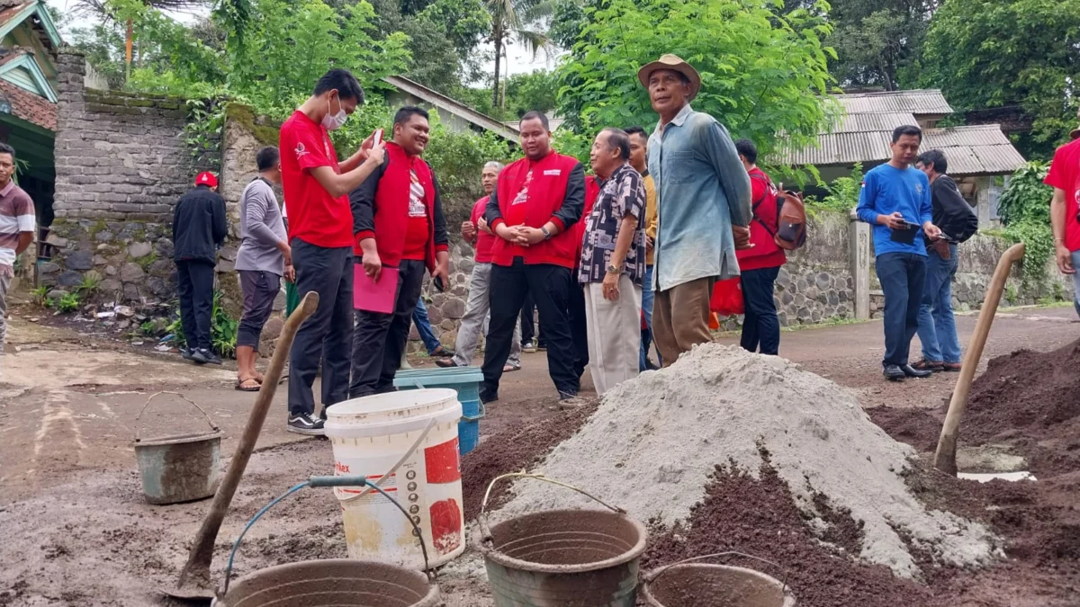 Jawab Keluhan Warga di Dua Kampung, Caleg DPR RI Arief Rachman Bantu Perbaikan Jalan Lingkungan