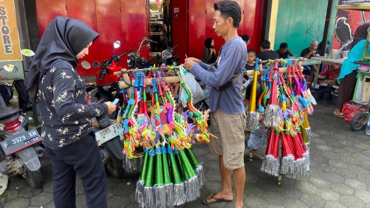 Sempat Sepi Penjualan, Terompet Kini Kembali Diminati, Pedagang Sebut Mulai Ramai Lagi Pembeli