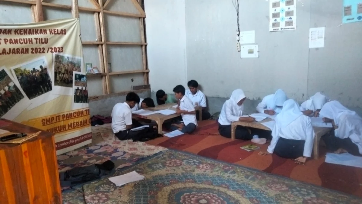 Puluhan Siswa dari Keluarga Tak Mampu ke Sekolah Tanpa Sepatu.