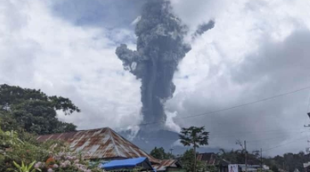 Viral video amatir pendaki wanita minta tolong di erupsi gunung marapi