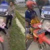 Viral! Seorang Istri Menangis Histeris di Pinggir Jalan