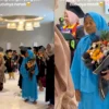 Aksi Viral Nenek Bawakan Bunga untuk Wisuda Cucunya