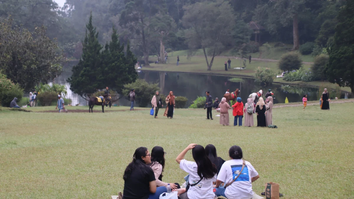 Libur Nataru 2023, Ribuan Wisatawan Padati Kebun Raya Cibodas. (zan)