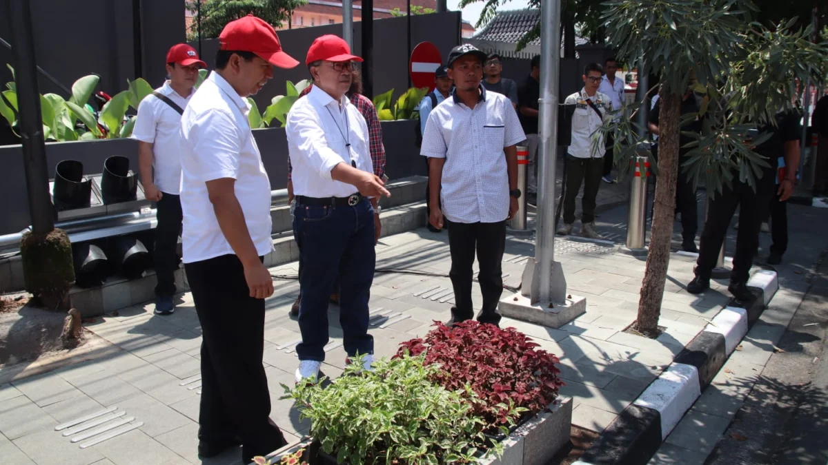 Bupati Tinjau Realisasi Jalur Pedestrian Jalan Siliwangi. (zan)