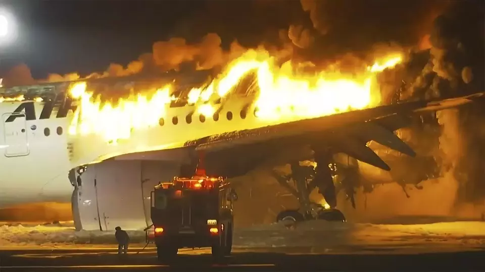 Banjir Pujian, Awak Kabin Pesawat Japan Airlines Selamatkan Seluruh Penumpang