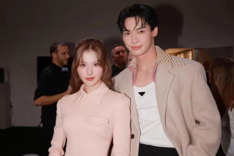 Gemash! Win Metawin Foto Bareng Karina Aespa di Prada Milan Fashion Week 2024