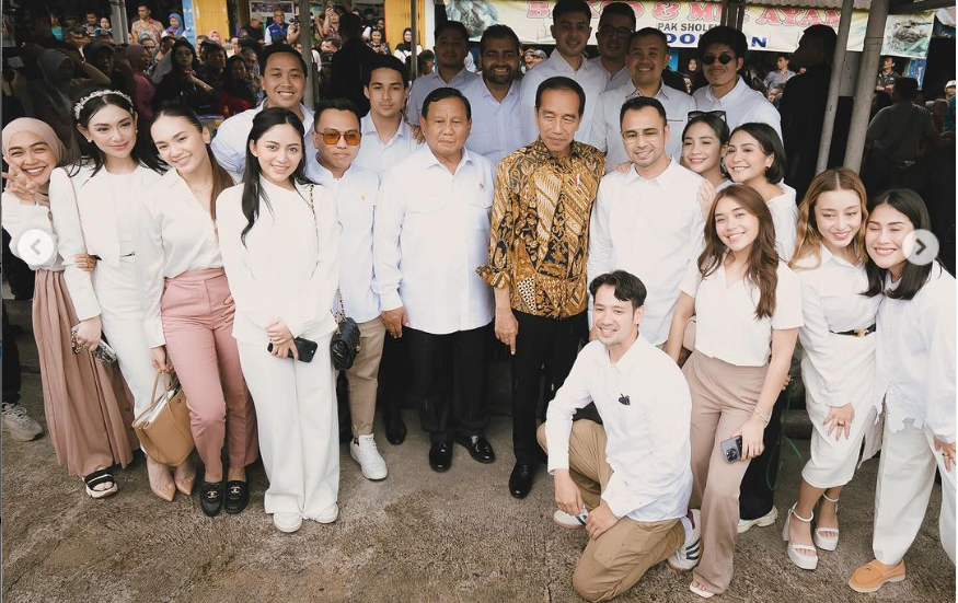 Foto Jokowi Prabowo Bersama Artis Viral