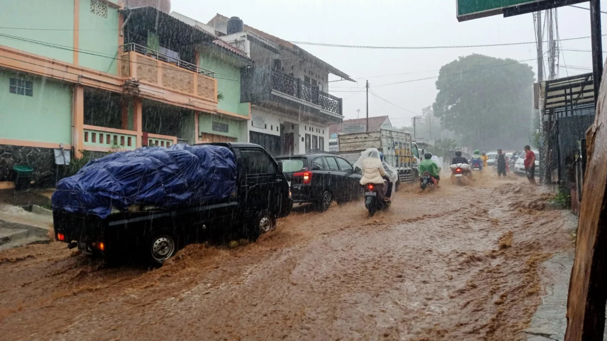 Diguyur Hujan Deras, Air Meluap ke Jalan, Seorang Pengendara Motor Terseret Arus di Cianjur