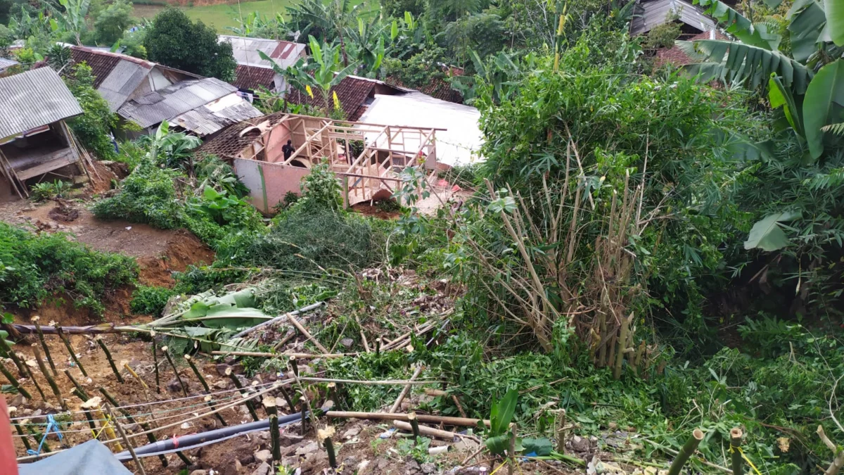 Longsor di Campaka Cianjur Rusak Tiga Rumah, Puluhan Jiwa Mengungsi