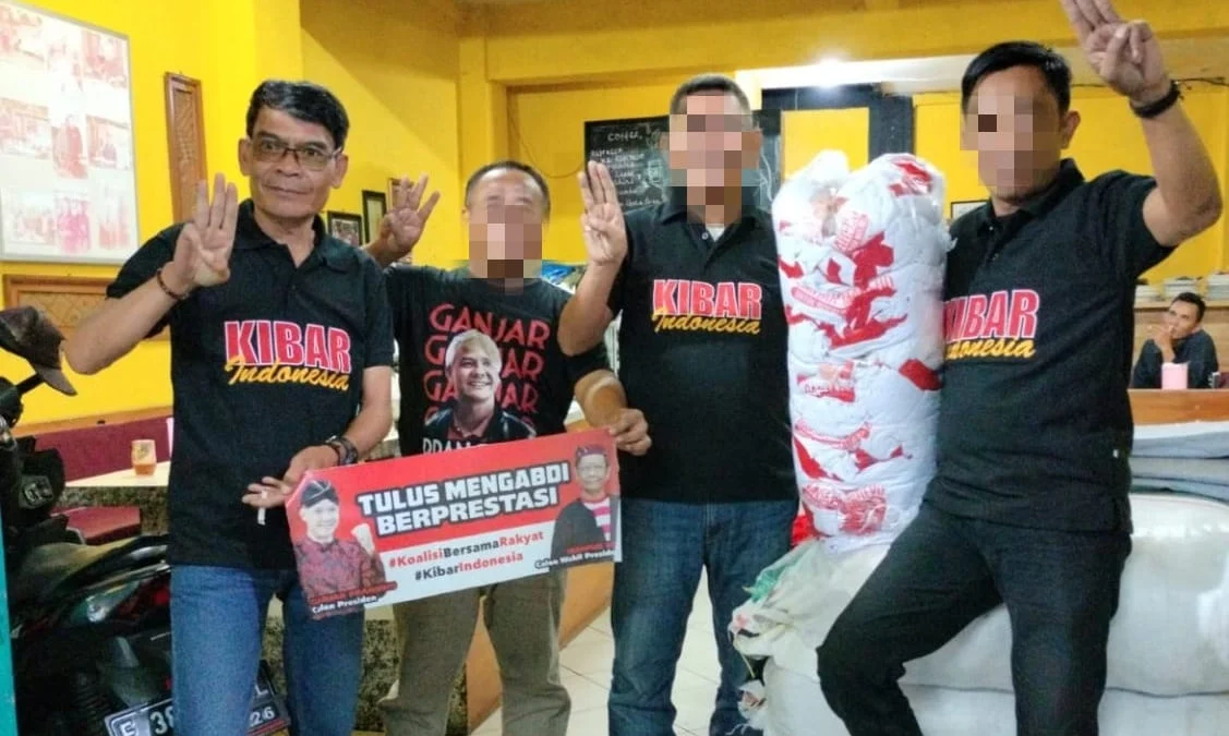 Diduga Langgar Netralitas, Anggota BPD Cimacan Cianjur Pose Tiga Jari Dukung Ganjar-Mahfud