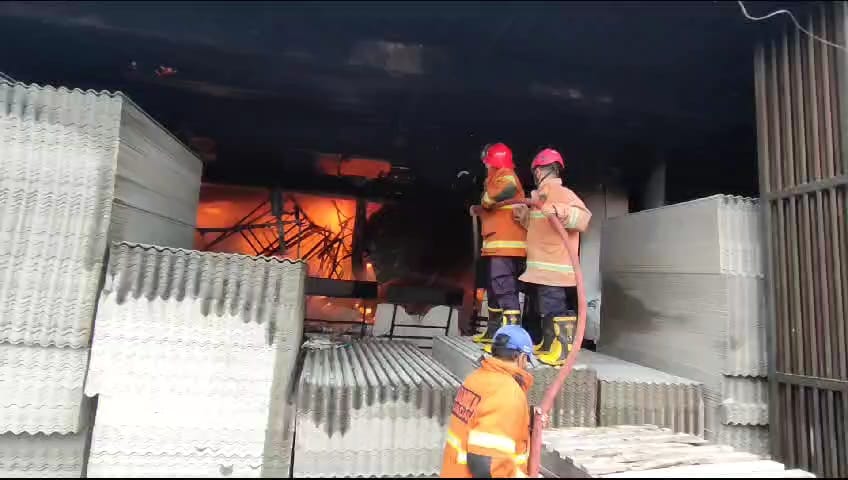 Toko Bangunan Kebakaran, Tiga Pegawai Diduga Terjebak 