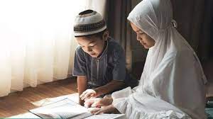 Simak, 9 Cara Mengajarkan Anak Mencintai Al Quran