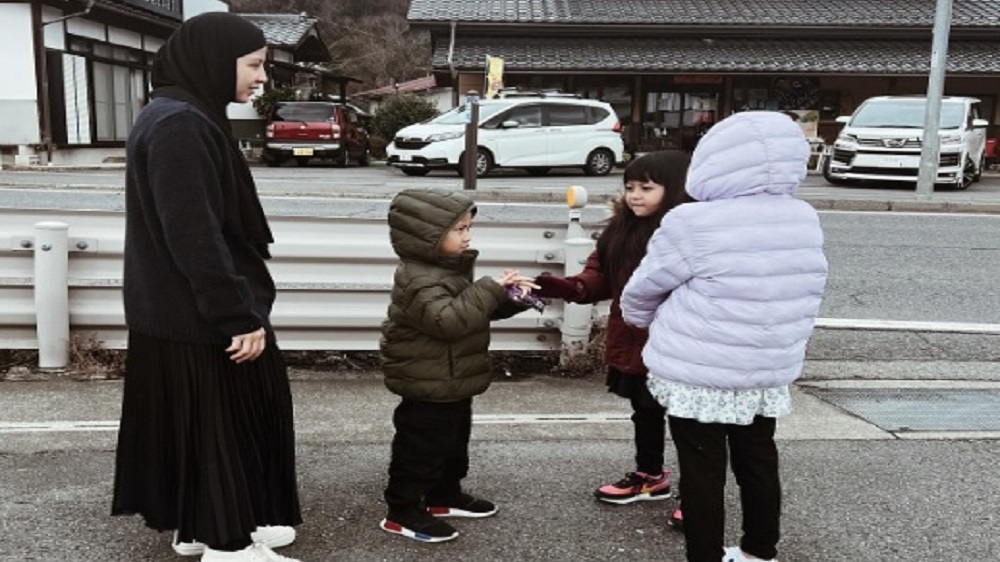 Natasha Rizky dan Desta Liburan Bareng Anak- Anak ke Jepang, Begini Komentar Netizen