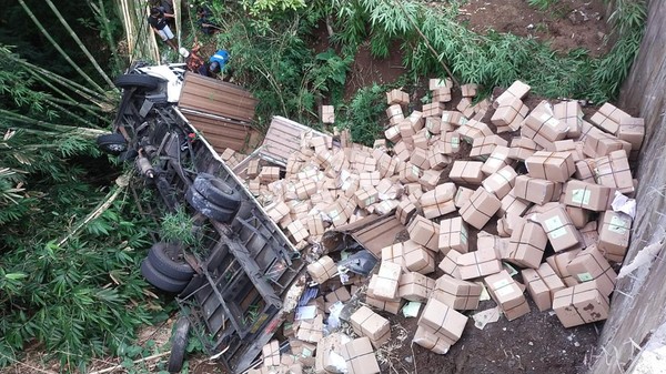 Viral! Truk Boks Bermuatan Surat Suara Pemilu Terjun ke Jurang