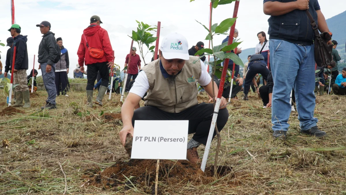 Pegawai PLN UIP JBT Terjun Jadi Volunteer Tanam Pohon