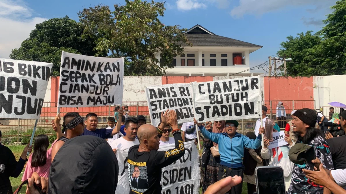 Bobotoh Persib Minta Anies Bangun Stadion Standar FIFA