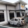 Mobil tim sukses Caleg DPR RI Dibakar OTK di posko pemenangan. (zan)