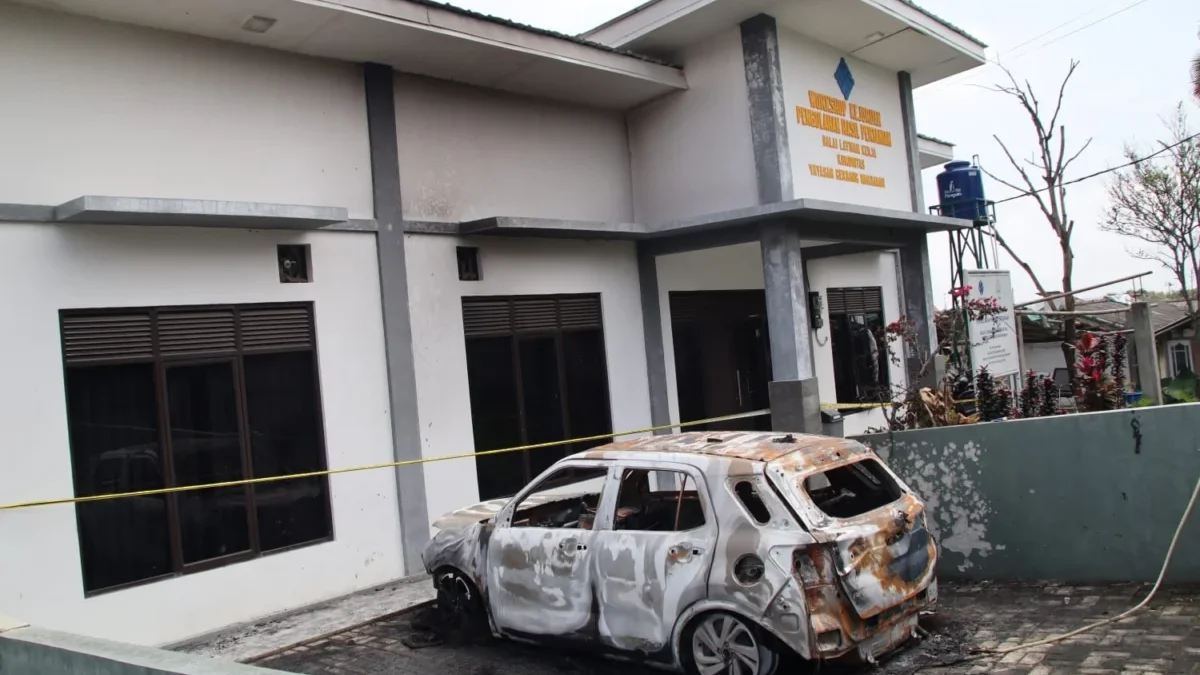 Mobil tim sukses Caleg DPR RI Dibakar OTK di posko pemenangan. (zan)