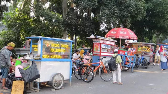 Mulai Oktober 2024, Para Pedagang Kaki Lima Diwajibkan Punya Sertifikat Halal