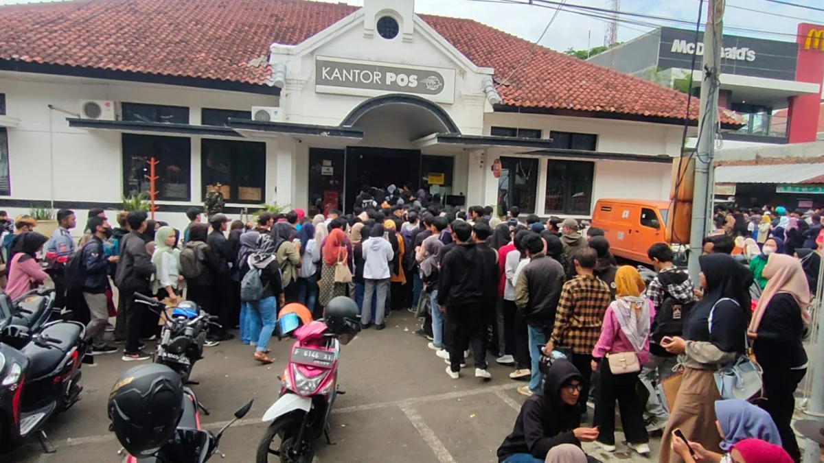 Antre Sejak Pagi, Ribuan Pencari Kerja Memadati Kantor Pos Cianjur