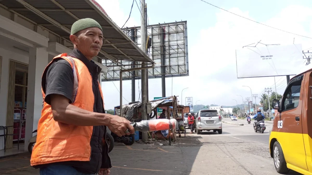 Disela waktu kerjanya sebagai juru parkir, Suhaya Hidayat, rutin bersilaturahmi dengan warga di dapilnya.