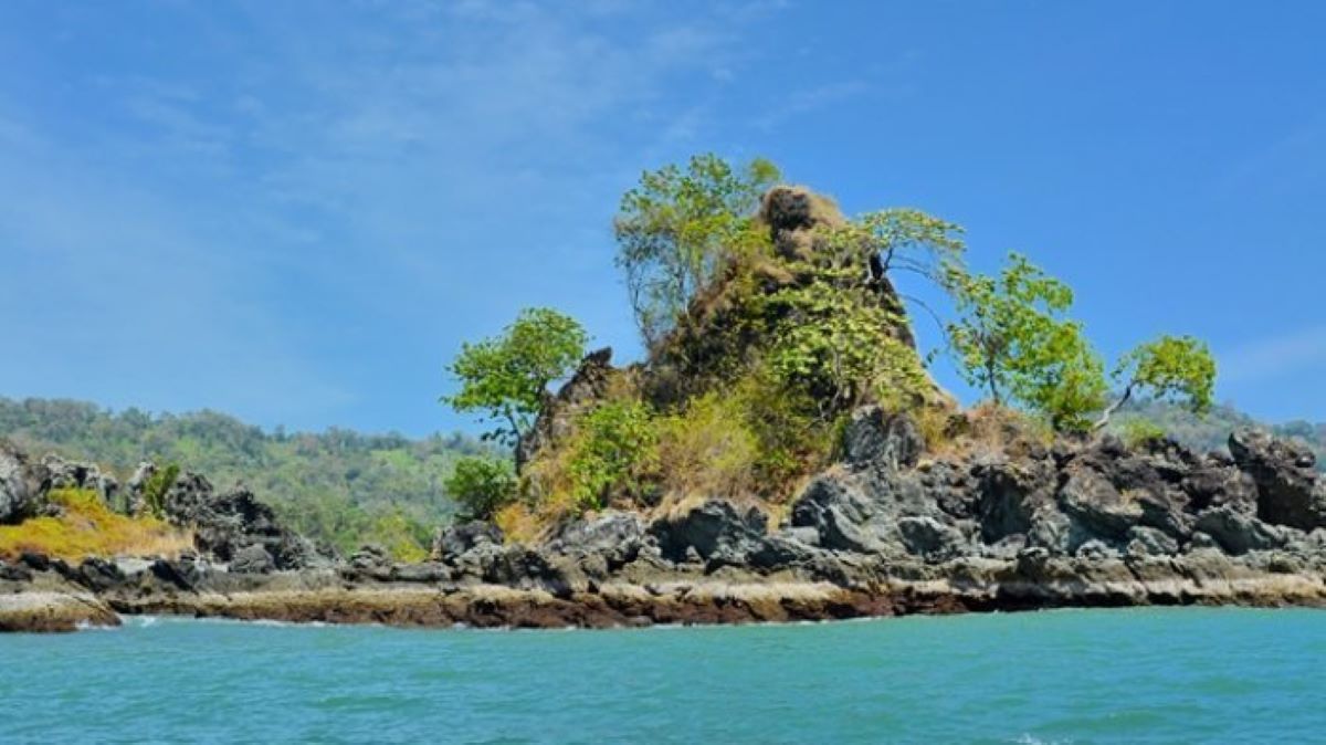 pulau kunti sukabumi.jpg