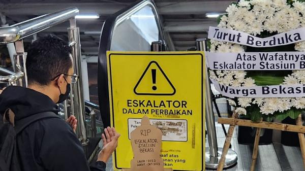 Viral! Eskalator di Stasiun Bekasi Mati hingga 100 Hari, Penumpang KRL Beri Karangan Bunga(foto:Inews)